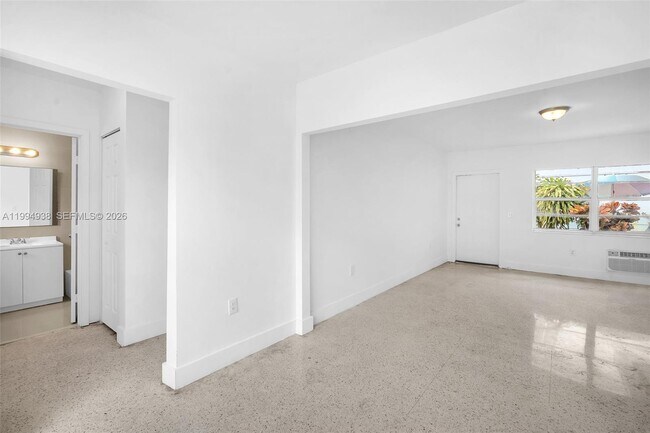 Building Photo - 2130 Bay Dr