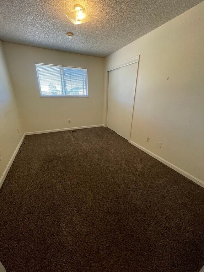 Building Photo - Spacious property with views!