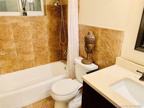 Building Photo - 901 NE 25th Ave