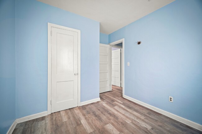 Building Photo - 1723 E 23rd St