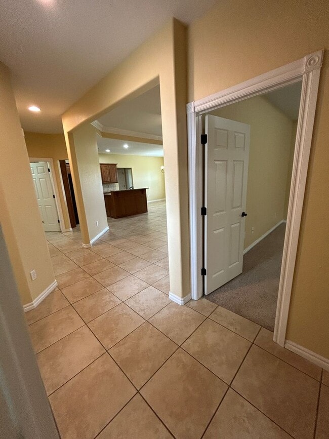 Building Photo - 4 bedroom, 2 bathroom NOW Available!