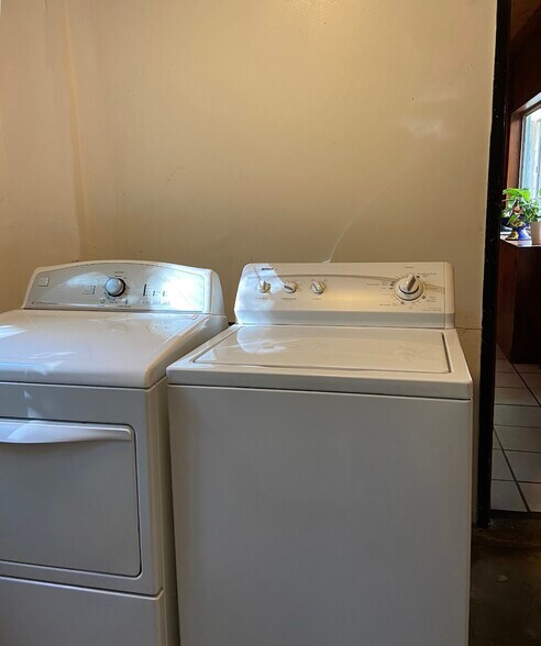 Building Photo - 8337 Lookout Mountain Ave