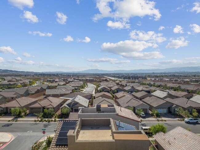 Building Photo - Spacious Three Story 3 Bed 3.5 Bath Smarth...