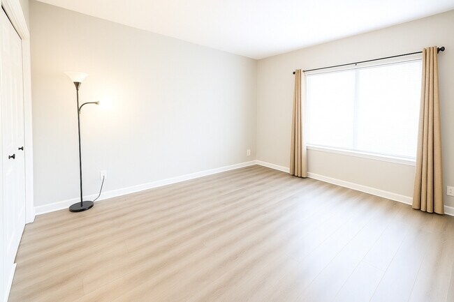 Building Photo - 1037 Park Hill Cir