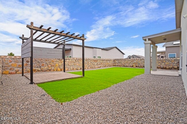 Building Photo - 13757 Villa Vista Ave