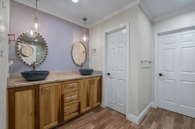 Building Photo - 1320 Woodvine Dr