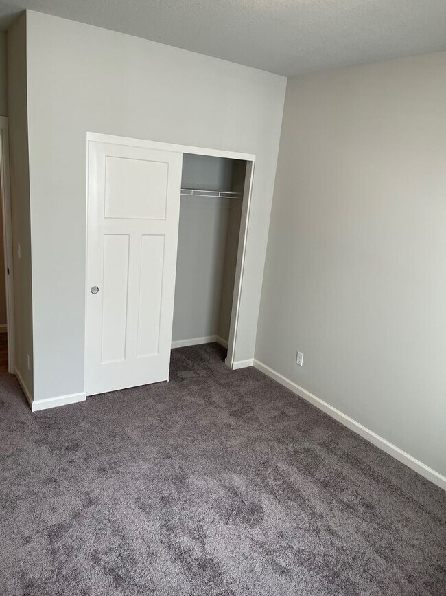 Building Photo - 2091 Legacy Hts Dr SE