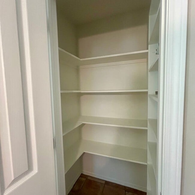 Building Photo - Enjoy Coming Home To This Beautiful and Well Maintained Home Close To Shopping, Restaurants & More!
