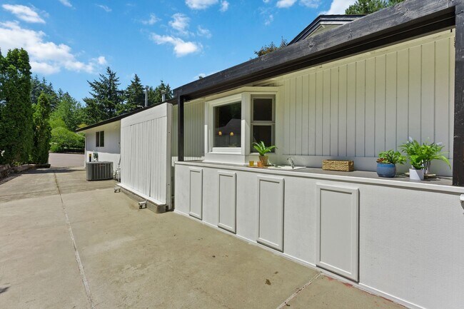 Building Photo - Stylish 3BR Beaverton Ranch w/ RV Parking & Hot Tub