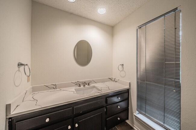 Building Photo - Amazing Townhome