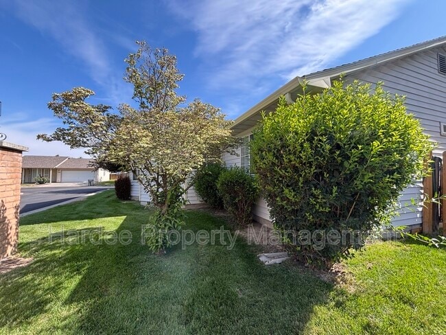 Building Photo - 688 S Gamay Ln