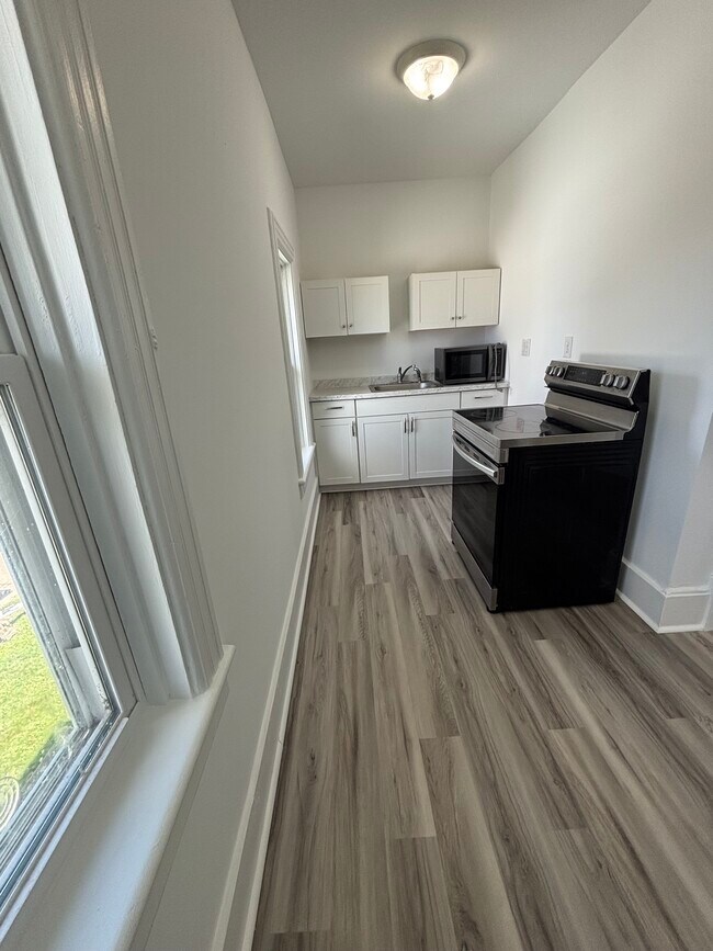 Building Photo - 718 Aetna St