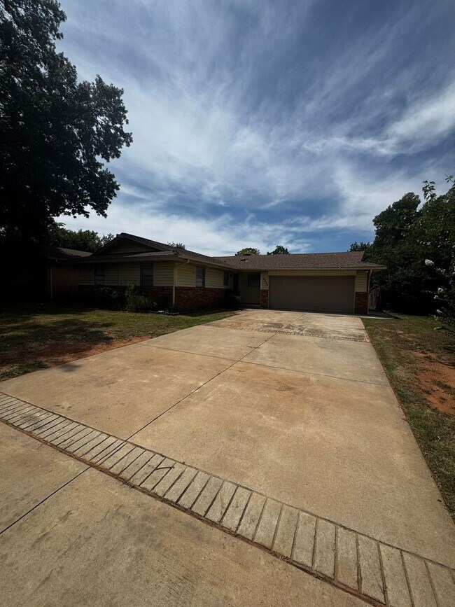 Building Photo - (3) Bed/(2) Bath with (2) Living Areas in MWC Avail NOW!