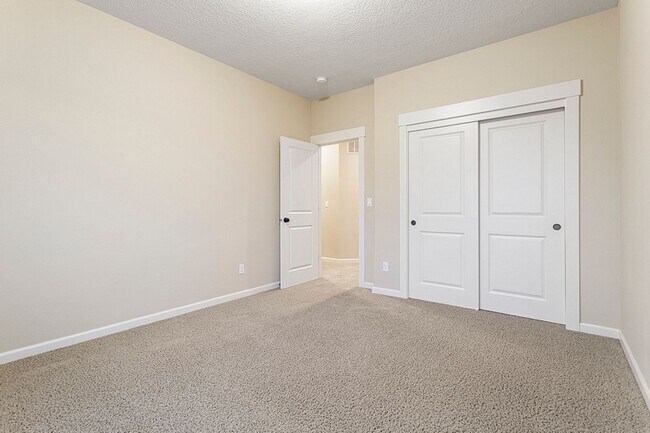 Building Photo - Excellent Condition Three Bedroom + Office, Fenced Backyard, Central AC