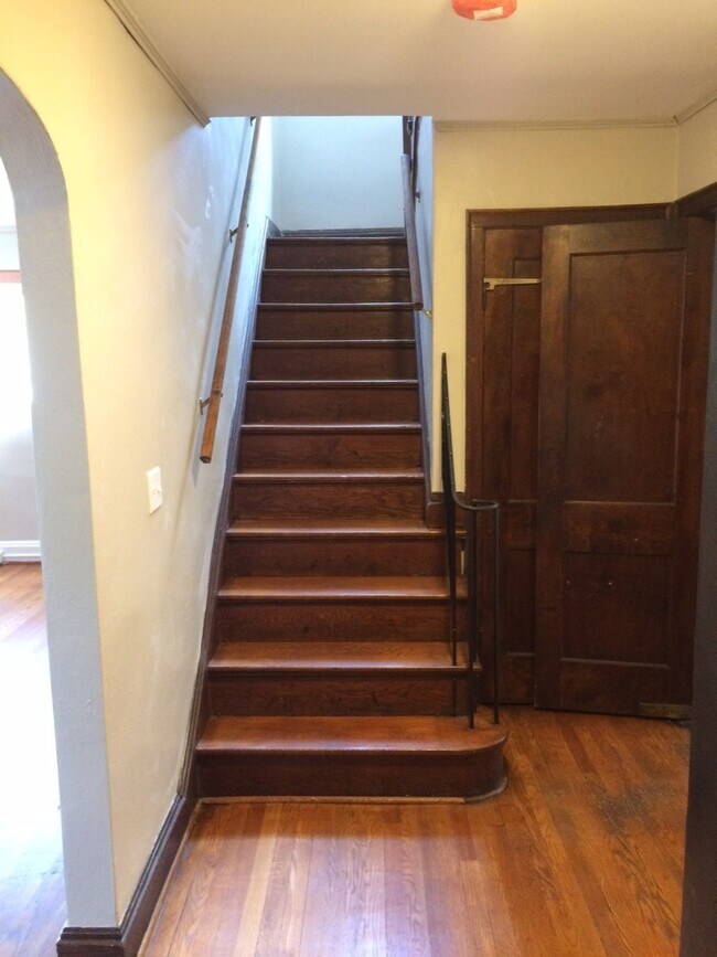 Building Photo - Charming, Classic 3 BR Brick Close to LeMoyne in Nice Neighborhood