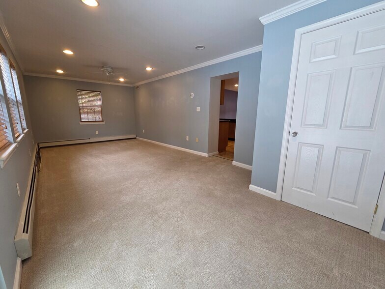 Building Photo - 204 Greenbriar Ln