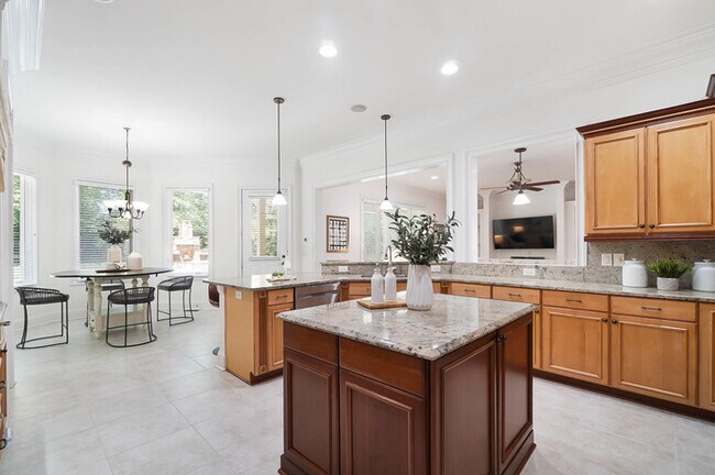 Building Photo - Luxury 5 Bedroom Retreat with Pool in Wedd...