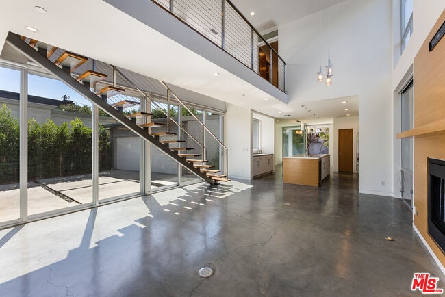Building Photo - 547 Huntley Dr