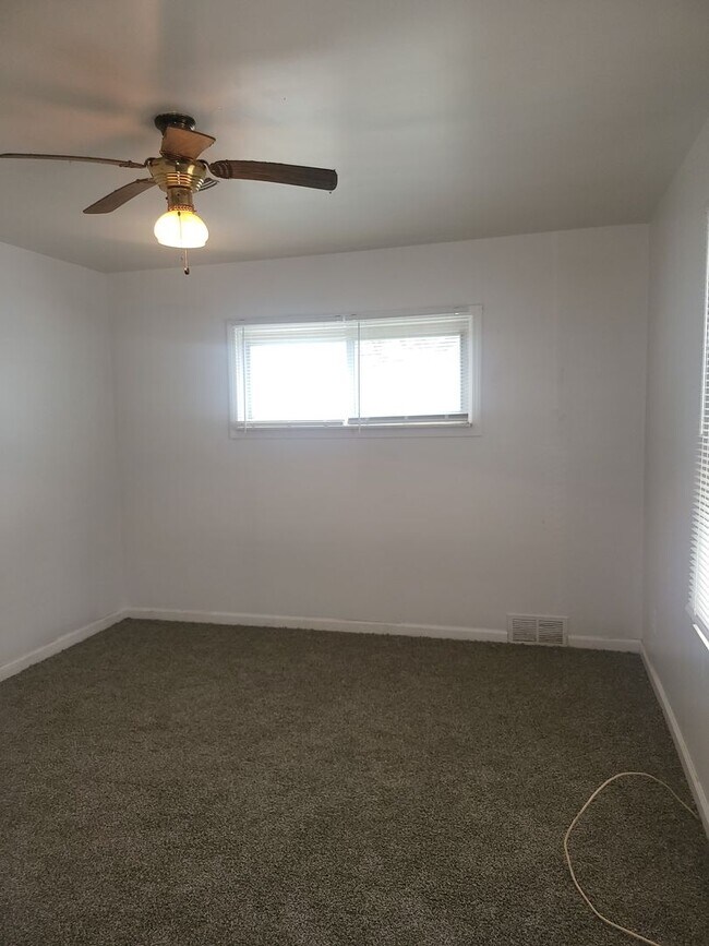 Building Photo - 3 bedroom Eastpointe $1250