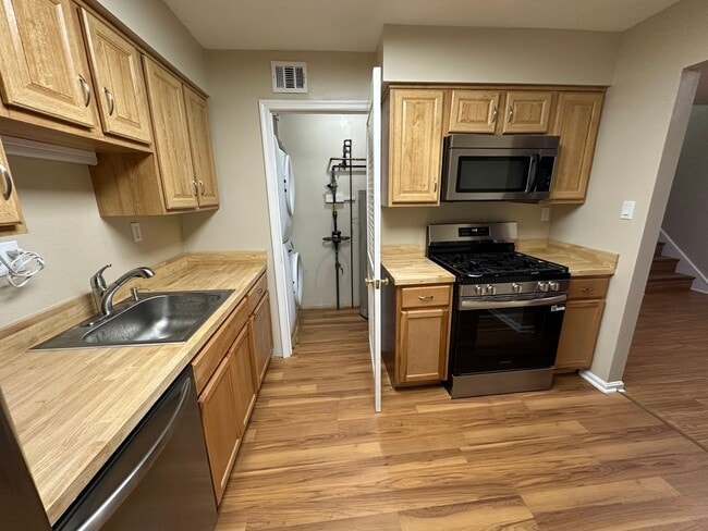 Building Photo - Beautifully remodeled 3-bed 2.5-bath Townh...