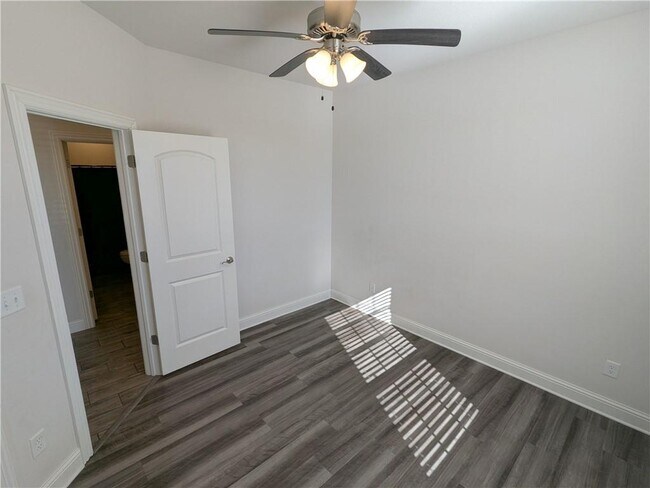 Building Photo - 1040 E Skyline Lp