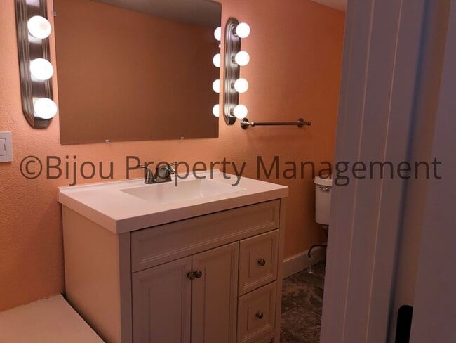 Building Photo - 522 N Prospect St