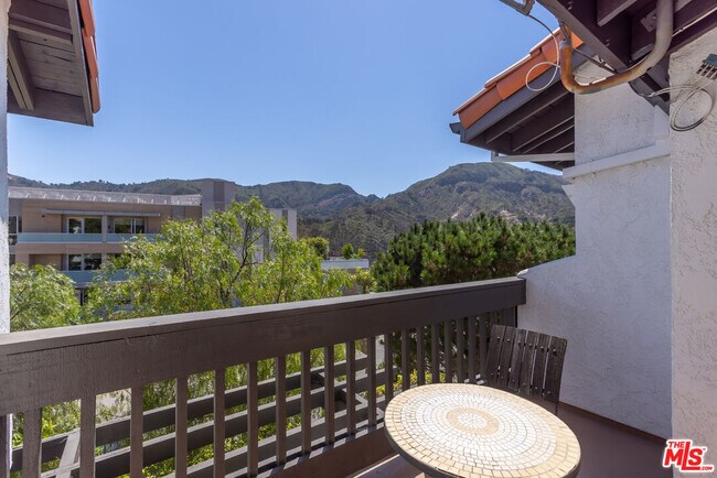 Building Photo - 1541 Palisades Dr