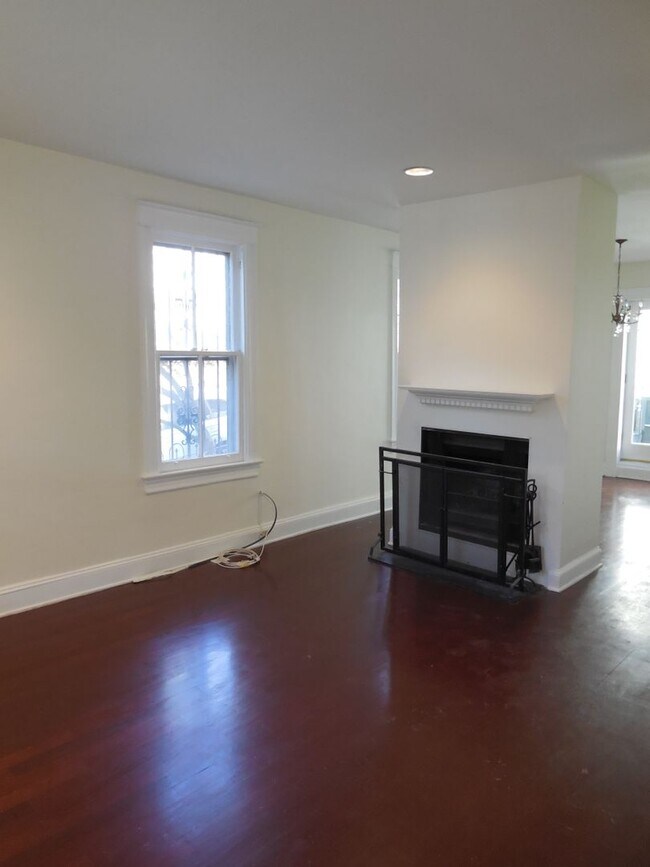 Building Photo - Charming Georgetown Townhouse on a quiet street
