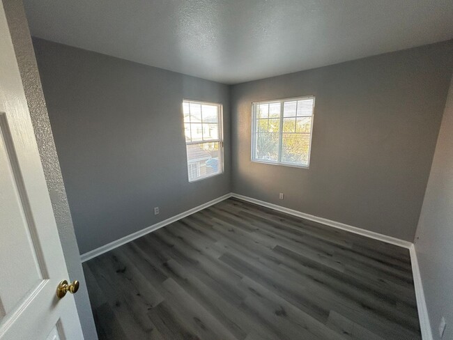 Building Photo - Newly Renovated 4 Bed 3 Bath Brentwood Home