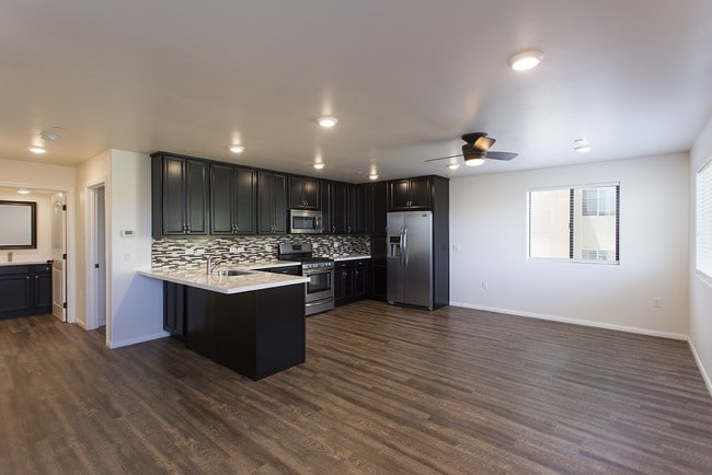 Building Photo - Gorgeous 4 Bed/3 Bath in USD Area with 3 Parking Spaces & *Washer/Dryer in Unit*