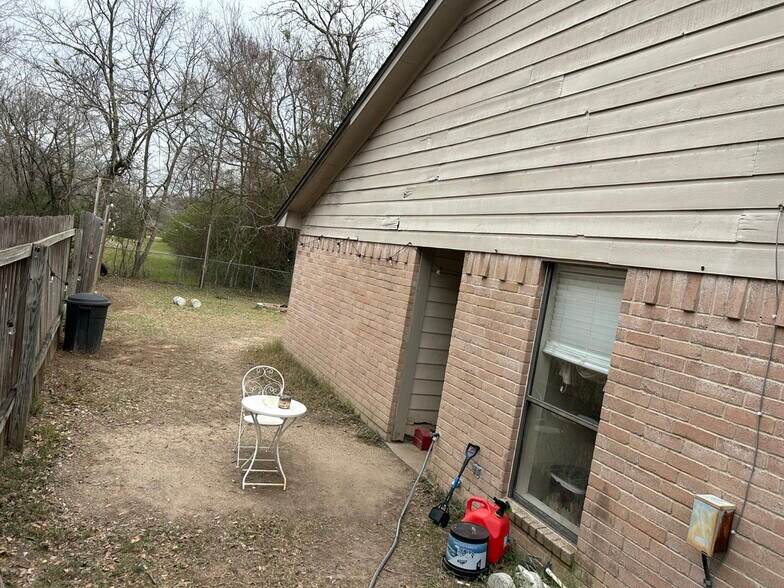 side yard and patio - 702 Cross Timbers Dr
