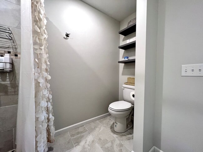 Building Photo - Gorgeous Furnished Home-Ready for move in ...
