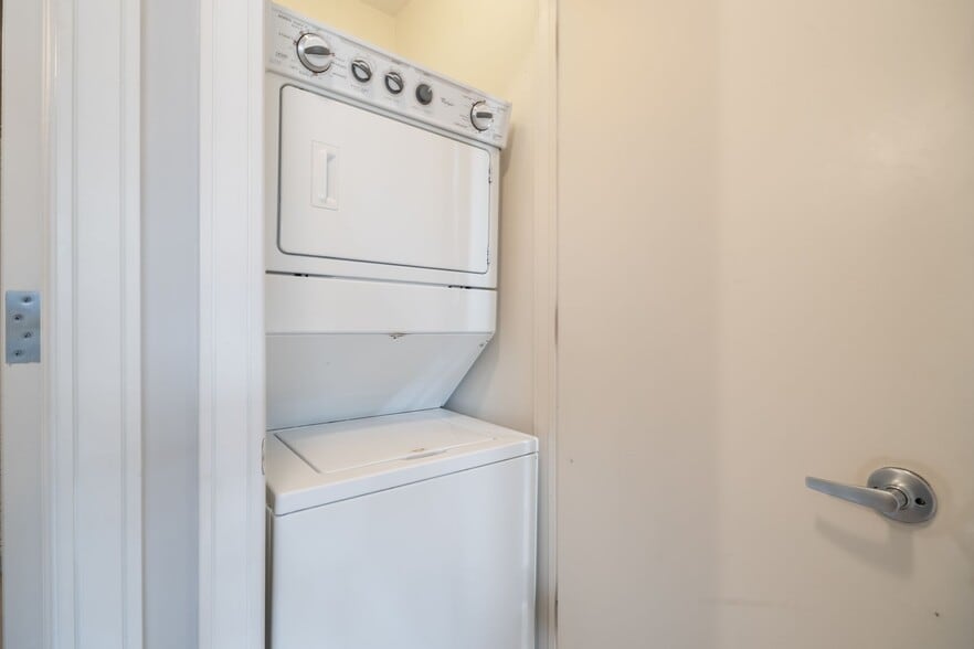 Building Photo - 711 W Grand Ave