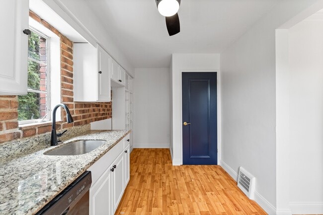 Building Photo - 947 Brintell St