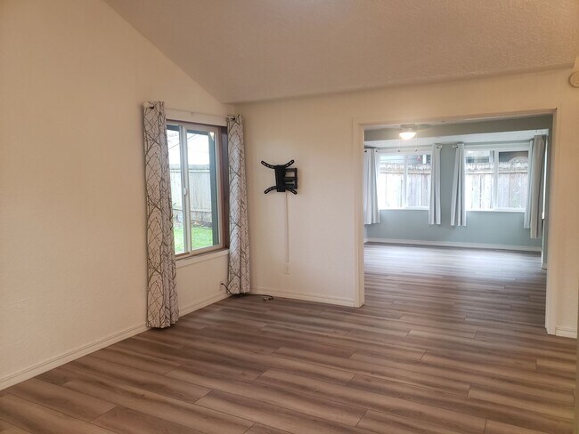 Building Photo - Adorable One-Level House with Huge Backyard in Vancouver!