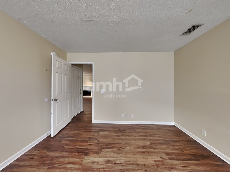 Building Photo - 913 Tom Hailey Blvd