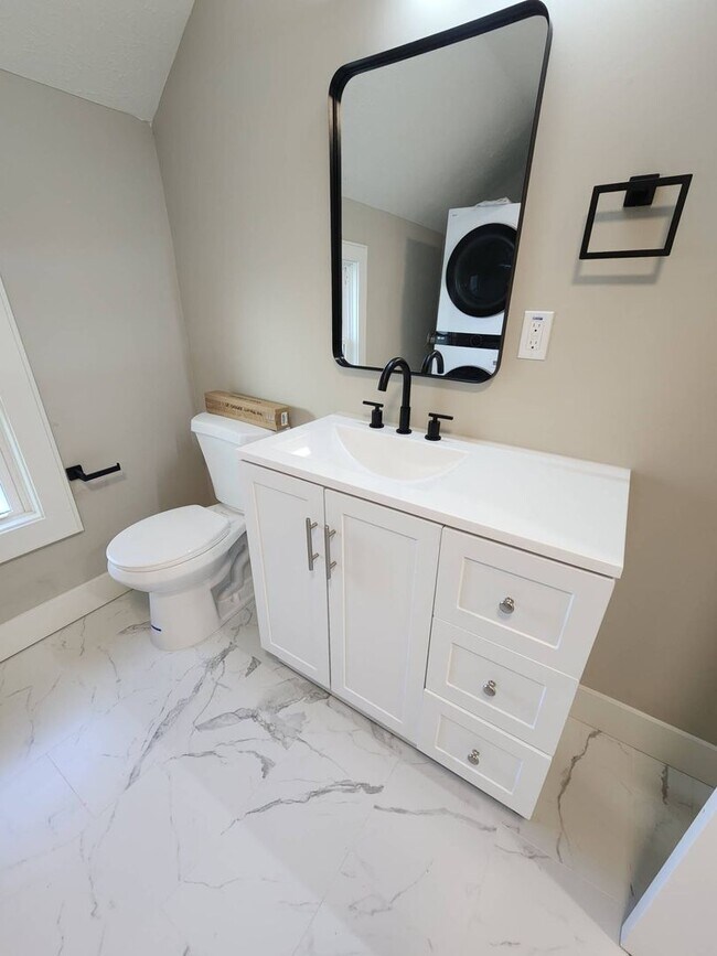 Building Photo - 1565 Hopkins Ave