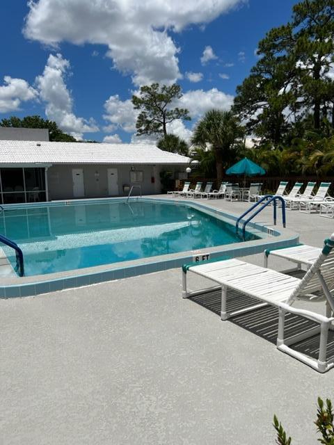 Building Photo - 301 SE Castle Ct