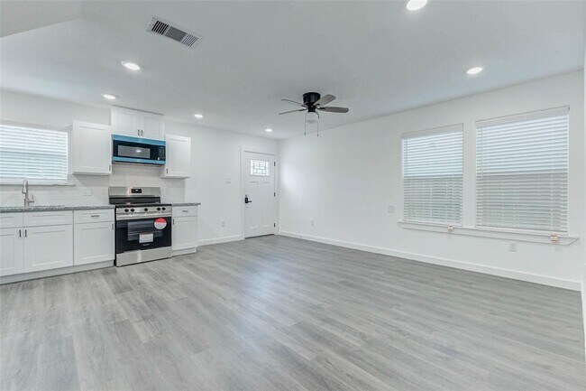 Building Photo - 8218 Bigwood St