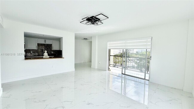 Building Photo - 4174 Inverrary Dr