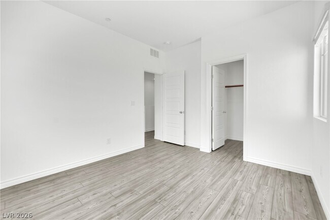 Building Photo - 600 N Carriage Hill Dr