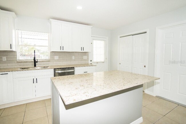 Building Photo - 124 Lakeview Dr