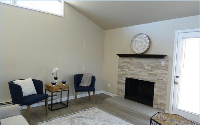 Building Photo - 667 E Clarion Dr