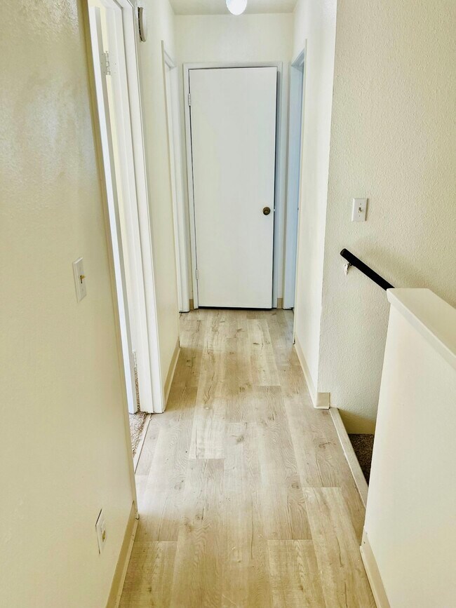 Building Photo - 906 S Garfield St