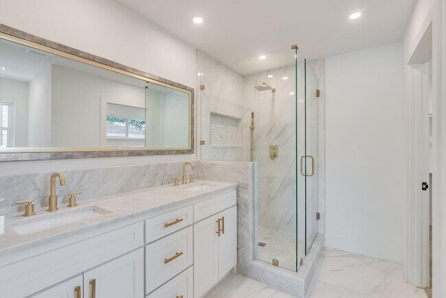 Building Photo - 1024 Ridgefield Dr