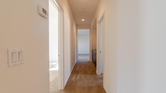 Building Photo - 570 Calle Vibrante