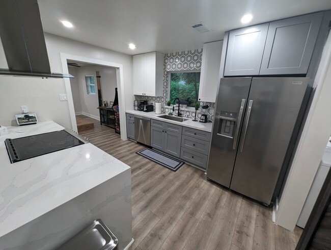 Building Photo - 10415 Westray St