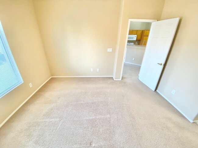 Building Photo - OVELY  2 BED ROOM 2 BATHROOM TOWNHOES LOCATED IN A GATED COMMUNITY IN HENDERSON