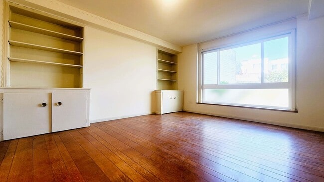 Building Photo - Sunset Single-Family Home Available for Le...