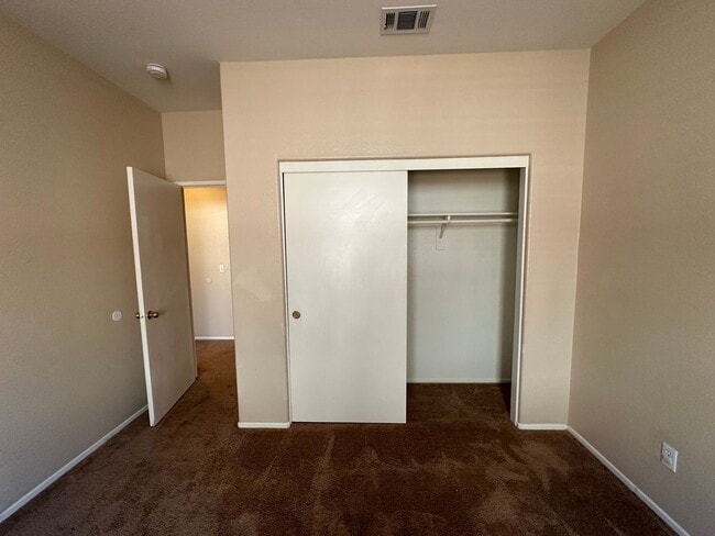 Building Photo - 4 BEDROOM HOME + OFFICE IN VICTORVILLE